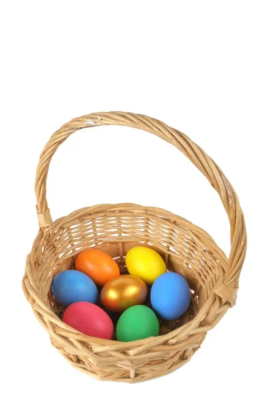 Цветные Пасхальные Яйца Корзине Белом Фоне Изолированные — стоковое фото