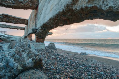 Şiddetli dalgalar nedeniyle fırtınadan sonra sahildeki yıkılmış bina