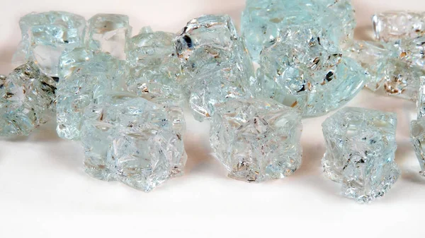 Pequeños Pedazos Vidrio Roto Cristal Sobre Una Superficie Blanca — Foto de Stock