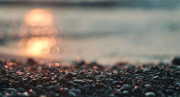 Kieselstrand Mit Verschwommenem Meer Und Sonnenhintergrund Selektiver Fokus — Stockfoto