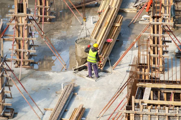 Worker Platform Concrete Hang Chain Construction Site — Stock Photo, Image