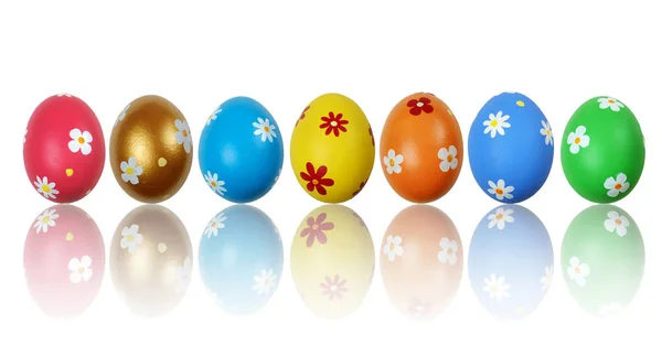 Conjunto Coloridos Huevos Pascua Pintados Que Reflejan Fondo Blanco — Foto de Stock