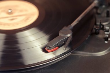 Dönen siyah vinil plaklı Retro kaydedici 