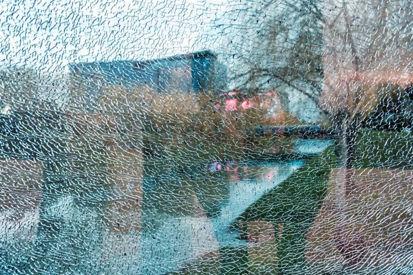 クラックされた質感のガラスの後ろのぼやけた風景の眺め — ストック写真