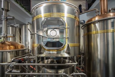 Paslanmaz çelik demleme tankları, ekipmanlar, demir depoları ve modern bira fabrikasındaki borular. Bira Fabrikası