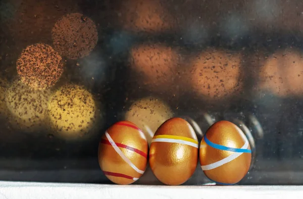 Œufs Pâques Dorés Sur Rebord Fenêtre Avec Des Lumières Floues — Photo