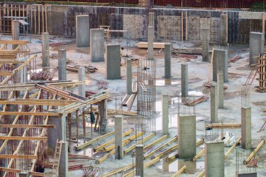 Geceleyin boş bir inşaat sahası