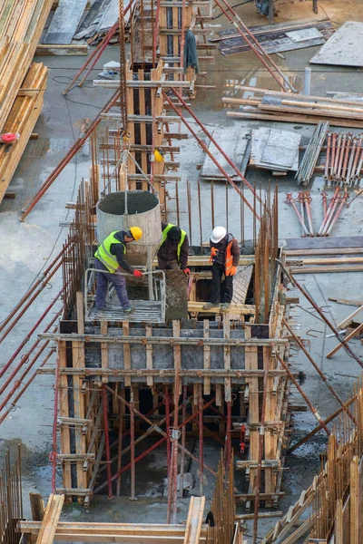 Workers Pouring Concrete Column Construction Site — Stock Photo, Image