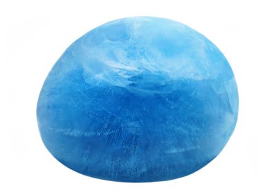 Yuvarlak mavi bir buz parçası beyaz bir zeminde izole edilmiş.