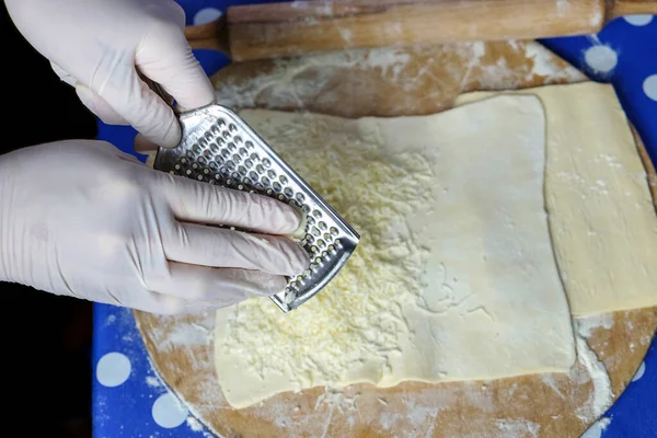요리사가 치즈를 — 스톡 사진