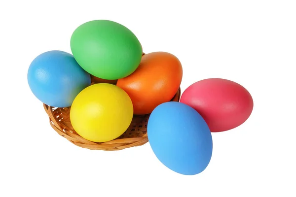 Цветные Пасхальные Яйца Корзине Изолированы Белом Backgraund — стоковое фото
