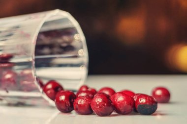 Koyu arkaplanlı beyaz yüzeydeki camda donmuş kiraz. seçici odak 