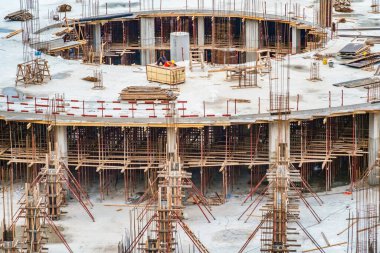 İşçiler inşaat alanındaki büyük bir kutunun üzerinde dinleniyorlar.