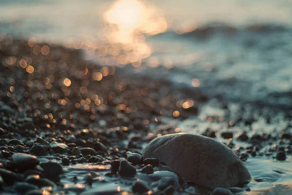 Kieselstrand Mit Verschwommenem Meer Und Sonnenhintergrund Selektiver Fokus — Stockfoto