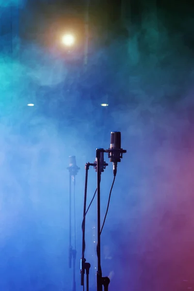 音乐会或音乐表演背景下烟雾弥漫的舞台上的麦克风 — 图库照片