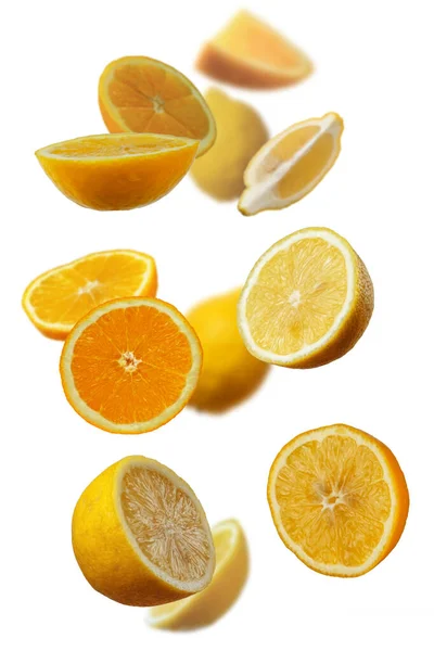 Świeże Mieszane Cytrusy Kawałki Cytryny Pomarańcza Powietrza Koncepcja Owoców Latających — Zdjęcie stockowe