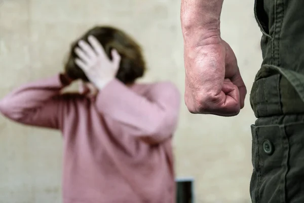 Puño Apretado Hombre Amenazando Con Visión Borrosa Mujer Llorando Infeliz — Foto de Stock