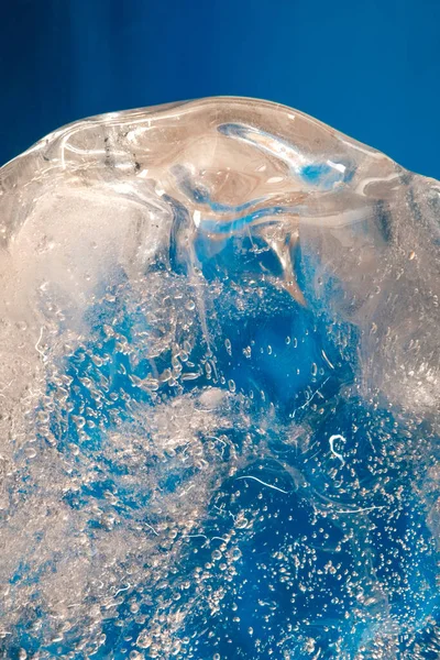 Der Abstrakte Hintergrund Der Eisstruktur Transparente Eisformen Auf Blauem Hintergrund — Stockfoto