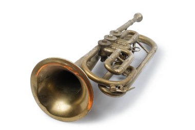 Beyaz arka planda eski altın trompet