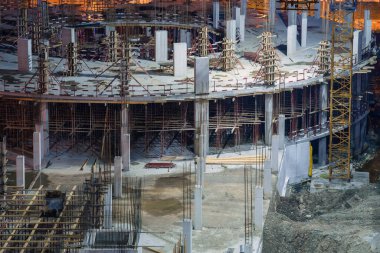 Geceleyin boş bir inşaat sahası