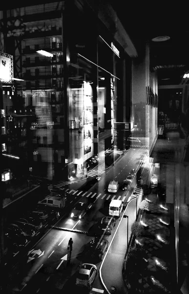 Liten människa i en stor metropol, lampor i den stora staden — Stockfoto