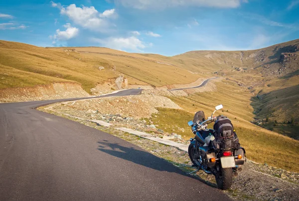 Anreise mit dem Motorrad auf der Alpenüberquerung im Sommer an einem sonnigen Tag Stockbild