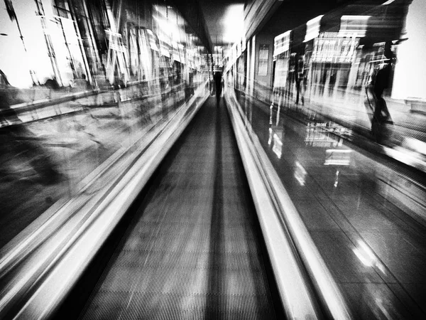 Stadt, lange Alterung, Unschärfe, Rolltreppe — Stockfoto