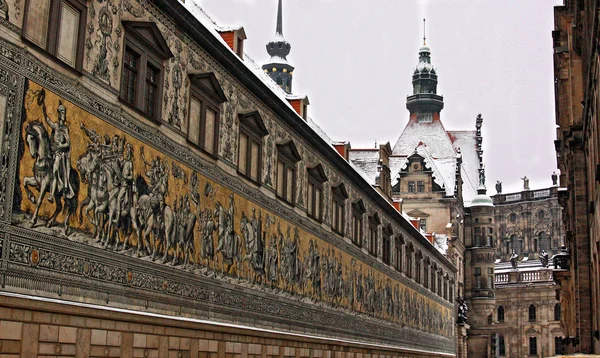 Furstenzug (Procession of Princes, 1871-1876, 102 meter, 93 people) is a giant mural decorates the wall. Dresden, Germany. It depicts to celebrate the 800 year anniversary of the Wettin Dynasty. — Stock Photo, Image