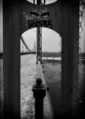 Kiev 'de Dinyeper boyunca yaya köprüsü