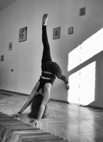 Clases de yoga en el gimnasio, en casa, en cualquier lugar con puntas de incienso aromatizadas — Foto de Stock
