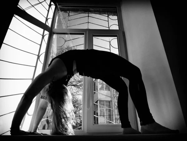 Yoga-Kurse in der Turnhalle, zu Hause, überall mit aromatisierten Räucherstäbchen Stockbild