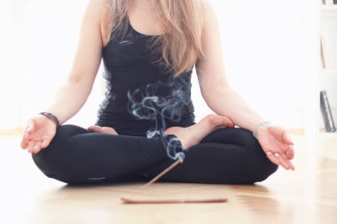 Spor salonunda Yoga aromalı tütsü stiks ile evde, her yerde sınıfları