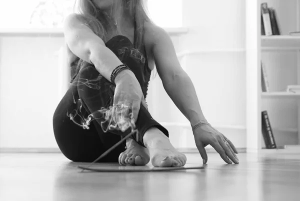 Clases de yoga en el gimnasio, en casa, en cualquier lugar con puntas de incienso aromatizadas — Foto de Stock