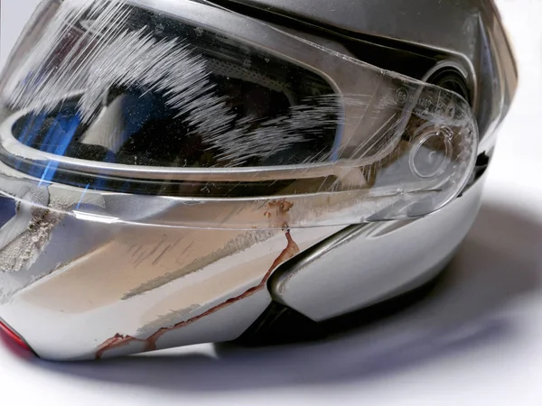 Casco de choque después de un accidente de motocicleta — Foto de Stock