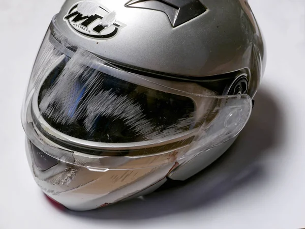 Helm kecelakaan setelah kecelakaan sepeda motor — Stok Foto