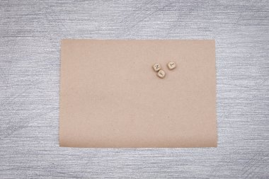 Gri arkaplan üzerine boş el işi kağıtları, metin yazıları. Fikirler arıyor, yazılar yazıyor..