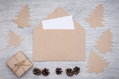 Noel kompozisyonu, içi boş el işi zarfları ve gri arka planda kağıt kağıtlar. Noel ağaçları, hediye. Düz yerde, üst tarafta. 2020 yılının dilek ya da hedef kavramı.