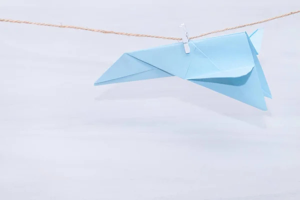 Angst Voor Vliegen Vliegtuigcrash Aerofobie Concept Blauw Papieren Vliegtuig Ondersteboven — Stockfoto
