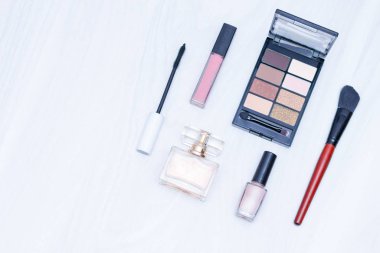 Makyaj seti (fırçalar, gölgeler). Beyaz ahşap arka planda çıplak esaslar uydur. Düz konum, kopyalama alanı, günlük konsepti.