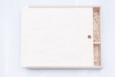 Dekoratif saman ya da dolgu malzemesi ile ahşap hediye kutusu. Üst görünüm.
