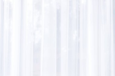 Beyaz perdeden güneş ışığı, pencere. Sabah ışığı arkaplanı.