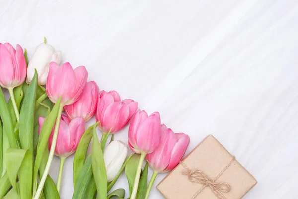 Artesanato Presente Caixa Presente Com Tulipas Fundo Madeira Branca Deitado — Fotografia de Stock