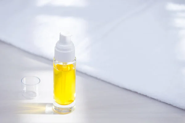Botella Vidrio Con Aceite Para Cabello Cuidado Piel Con Toalla — Foto de Stock
