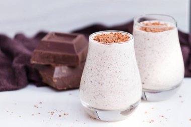 Bardakta çikolatalı puding. Omega 3 ile sağlıklı organik aperatif.