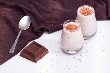 Sağlıklı ev yapımı, siyah çikolatalı yoğurt. Organik kahvaltı, günaydın.