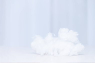 Silikonlu holofiber, tinülasyon ya da sintepon. Hipoalerjenik yastık ya da battaniye doldurucu. Alerji tozu kavramı.