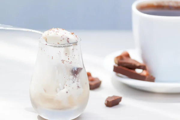 Tazza Caffè Cioccolato Latte Con Noci Gelato Con Polvere Cioccolato — Foto Stock