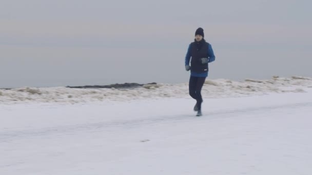 Man Kör Vintern Vacker Snöig Strand — Stockvideo