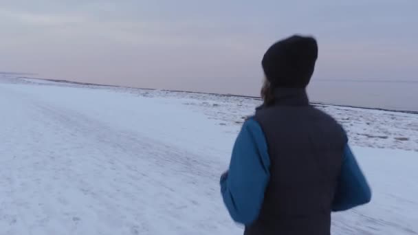 Man Kör Vintern Vacker Snöig Strand — Stockvideo