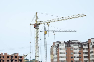 Kule Vinç operasyonda. küçük bir taşra kasabasında büyük inşaatı işi. Rusya. Sibirya, bir il. Abakan.